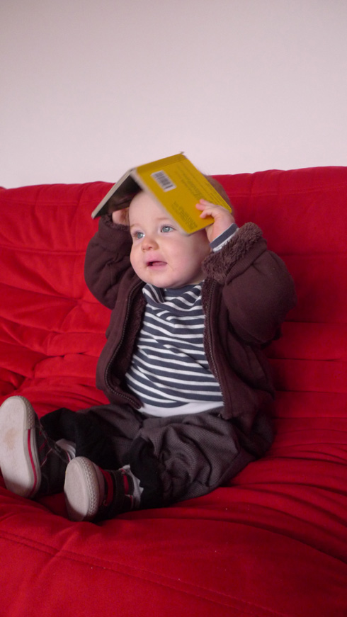 Gaston utilise un livre comme chapeau